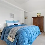 Cbd Spacious 3 Storey Terrace House With Courtyard
